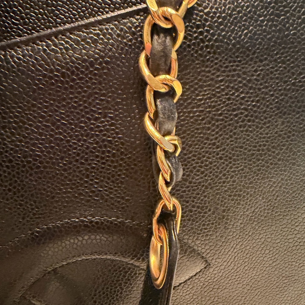 CHANEL Vintage Black Leather Shoulder Bag with CC Logo & CC Turn-Lock Closure - Picture 10 of 16